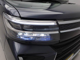 LEDヘッドライトで夜間の運転も視界すっきり 白く明るい光で夜間走行の安心感を高めます。乗車人数や荷物の量に応じて、照射軸の上下方向を自動調節するオートレベリング機能付です。