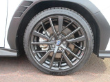 右前 18インチアルミホイール タイヤサイズは、245/40R18です。「*ホイールロックナットは展示用です」