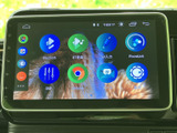 Bluetoothや音楽、AV入力、PhoneLinkなどのアイコンが一覧でき、使いたい機能を見つけやすい画面です。移動中の音楽再生やスマートフォン連携など、日常の用途に合わせて活用できます。