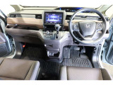 ドライバーを包み込むように、ディスプレーやスイッチ、コンソールを配置。座った瞬間から運転への期待が!空間そのものの心地よさにこだわっています。