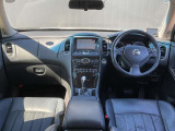 運転席周りになります。内装色はブラックです。