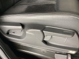 手動のレバーを使って、シートの高さや背もたれの角度を変えることができます。
