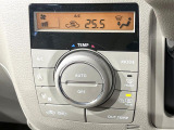 【オートエアコン】一度お好みの温度に設定すれば、車内の温度を検知し風量や温度を自動で調整。暑い&hellip;寒い&hellip;と何度もスイッチ操作をする必要はありません。快適な車内空間には必須の機能ですね♪