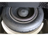 【スペアタイヤ】パンク修理キット搭載車が増えていますが、スペアタイヤがあればパンク修理ができない状態でも付替えて走行可能です♪
