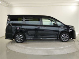 両側パワースライドドア付きだから、狭い駐車スペースなどでの 乗り降りラクラク!小さなお子さまのいるご家庭には嬉しい装備。