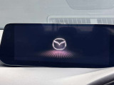 ダッシュボード上に美しく配置された8.8インチのセンターディスプレイ。ナビ画面や車両設定などを視線移動少なくクリアに確認できます。