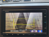 【リヤカメラ・トップビュー】真上からの映像で後方を確認でき、後退駐車や狭い場所での車庫入れも安心です。