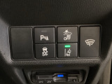 Hondaセンシング用の、VSA(ABS+TCS+横滑り抑制)解除と路外逸脱抑制機能のオンオフスイッチなどはハンドルの右側に装備しています。