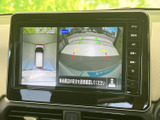 後方の映像に加えて車両周辺を上から見た表示も確認でき、駐車時の安全確認をサポートします。ガイド表示もあり、周囲を確認しながら操作しやすい装備です。