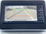バックカメラ映像が鮮明に表示され、安全な後退をサポートします。駐車時や狭い場所での取り回しも楽々です。