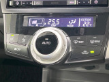 【オートエアコン】一度お好みの温度に設定すれば、車内の温度を検知し風量や温度を自動で調整。暑い&hellip;寒い&hellip;と何度もスイッチ操作をする必要はありません。快適な車内空間には必須の機能ですね♪