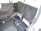◆チップアップ&ダイブダウン機構付【ULTR SEAT】は後席座面を左右分割で跳ね上げることができます。トランクで積載できない背の高い荷物をラクラク収納できます。ホンダ車ならではの人気装備です。