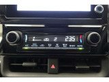 ★エアコンはオートタイプが装着済みです!オートモードにしておけば、車内温度を設定するだけで風の料や吹き出し口の切り替えを機械が行ってくれます!一年中快適な環境を作れますよ♪