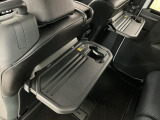 【格納式シートバックテーブル】車内でのお食事などで活躍♪カップホルダーも備えています。