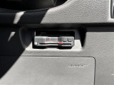 【ETC】有料道路を利用する際に料金所で停止することなく通過できる、ETC車載器(ノンストップ自動料金収受システム機器)が装備されています。セットアップを行うことで利用可能になります。