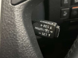 クルーズコントロール機能が付いています。 速度を設定するとアクセルを踏まなくても一定の速度で走ることができます。  高速道路ではとても便利な装置なんです。