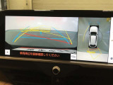 《パノラミックビューモニター(床下透過表示機能付)》クルマを上から見たような画像をディスプレイに表示し、運転席から確認しにくい箇所も確認できます。車両直下及びタイヤ付近のアンダーフロアの確認も可能です