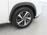 装着タイヤサイズは、225/60R18です。純正アルミホイールを装着しております。
