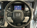 運転にかかわる様々な操作を安全に行えるように視点移動が少なく操作性に配慮されたスイッチ類が凝縮されたコクピットです。