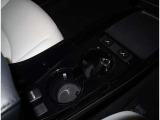 運転席と助手席の間には【カップホルダー】が装備されています。お飲み物やボトルタイプに空気清浄機など色々試してみてください!