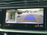 ●リアビューカメラ『入車経路を算出し、ガイドラインと補助線をディスプレイに表示します。同時にバンパーに内蔵のセンサーが障害物を感知し音で注意を促します。後方の死角も安心していただけます。』
