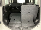 【リヤシートアレンジ】リヤシートは左右独立式。片方だけ倒す事で3人乗車で長い荷物が積めます。