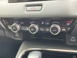 一年じゅう快適なドライブをお楽しみいただけるオートエアコンを装備。フロントコンソールアッパートレイとUSB端子。スマートフォンなどの充電やオーディオとの接続に便利です