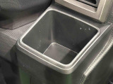 運転席埋め込み式カップホルダー(太ボトル600mm収納可能)