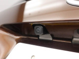 後退時に車両の後ろ側をモニター画面に表示します。車庫入れなどでバックする際に後方確認ができて便利です。車庫入れが苦手な人もこれで安心。