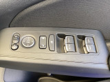 運転席ドアには、ドアミラーの角度調整スイッチとパワーウインドウスイッチを配置。手元で直感的に操作でき、運転中の使い勝手を高めています。
