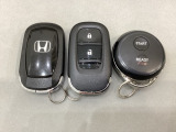スマートキーを装備しています。鍵を差し込むことなくドアロックの開け閉めと、スタートボタン操作でのエンジンスタートができます。加えて、純正リモコンエンジンスターター用の操作キーもついています。