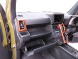 愛知ダイハツのお店では、ダイハツ車を知り尽くしたプロフェッショナルなサービススタッフが、専用の診断機器を使って各システムを点検しております。