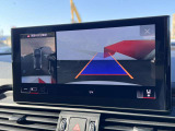 ●360度カメラ『車両の4つのカメラから得た映像を合成し、上空から眺めているような映像をモニターに映し出します。車両周辺の歩行者や障害物などの発見に役立ちます。』