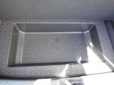 荷室下まわりの収納スペースも確認しやすい写真です。