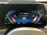 ライブコックピット :ナビゲーションに組み込まれたシステムでディスプレイと液晶メーターパネルにさまざまな情報をわかりやすく表示します。機能をドライバーの好みに合わせてカスタマイズすることもできます。