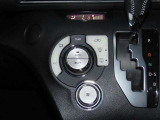 【オートエアコン】一度お好みの温度に設定すれば、車内の温度を検知し風量や温度を自動で調整してくれます。