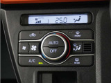 電動パーキングブレーキ搭載で指一本で簡単に操作することができます。さらに停車中に、ブレーキペダルを踏み続けなくても、自動的にブレーキを保持する機能である、オートブレーキホールド機能付きです。