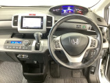 【ハンドル】運転にかかわる様々な操作を安全に行えるように視点移動が少なく操作性に配慮されたスイッチ類が凝縮されたコックピットです。