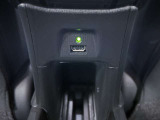USBを接続できます。シガーソケットからではないので変換しなくても大丈夫ですね。