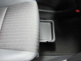 室内に小物を入れる収納スペースがあれば車内が片付きますね☆