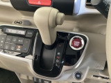CVT車のセレクトレバーです。低速から高速まで、変速ショックのないスムーズな走りを実現するとともに、エンジン効率のよい領域を維持することで燃費にも貢献します。
