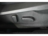 パワーシートを装備。お好みのポジションに細かく調整でき、快適な運転をサポートします。