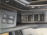 パワーウィンドウのスイッチですよ。 運転席に居ながら窓を開け閉めのコントロールできますよ。 ロック機能で、子供がイタズラして窓を開けるという事も無くなりますよ。