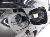 充電方法はAC200V/16Aの普通充電(専用の配線工事が必要)に加え、家庭の配線をそのまま利用しての充電が可能なようにAC100V/6Aの普通充電にも対応しています。