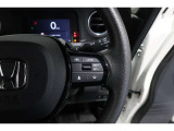 Hondaセンシングの機能のひとつ、アダプティブクルーズコントロール付!アクセルから足を離しても設定したスピードと前車との車間を保ち走行してくれます!車線維持もアシスト☆高速道路で疲労軽減ですね☆
