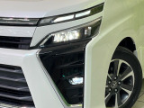 【LEDヘッドライト】悪天候や夜間走行時も良好な視界を確保し安心して運転できる高輝度LEDヘッドライトを装備!点灯速度が早く、消費電力も抑えられています。
