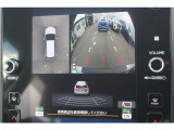 カメラの映像は室内ディスプレイに表示されますので安全運転につながります
