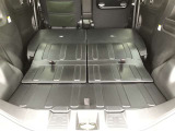 後部座席を倒すとかなりの広さがあり大きな荷物もラクラク積めますよ!