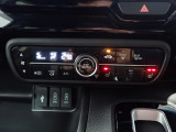 運転席からも手が届きやすく、操作しやすい空調コントロールパネル。オートエアコンなので操作の煩わしさが無くオールシーズン快適にドライブできます。快適空間で運転に集中できますね。