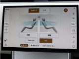 エアコンは運転席、助手席、後席で温度を個別に調整可能です。それぞれの席で快適にお過ごし頂く事が可能です。